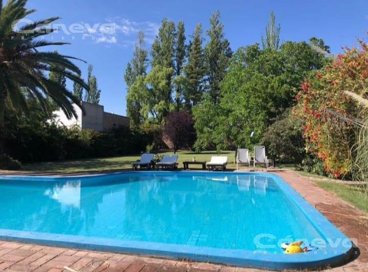 Terreno · 900m² · 8 Ambientes · 3 Cocheras