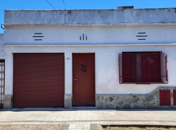 Casa de 6 ambientes, Tres de Febrero · Casa 4 Amb C/ Garage, con Patio y Fondo Libre, y Depto T/ Casa Al Fondo de 3 Amb