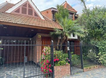 Casa · 230m² · 4 Ambientes · 1 Cochera · Hermosa Casa en San Andres