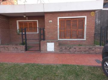 Casa · 140m² · 6 Ambientes · 1 Cochera · Casa de 2 Dorm. - Granadero Baigorria
