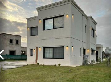Casa · 246m² · 5 Ambientes · 1 Cochera · Casa en Lagos de San Eliseo