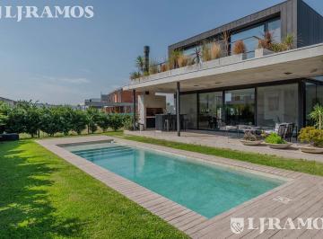 Casa · 188m² · 5 Ambientes · Increible Casa en Barrio Vistas