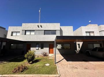 Casa · 190m² · 4 Ambientes · 2 Cocheras · Housing Las Moras en Venta Valle Escondido Quincho Pileta