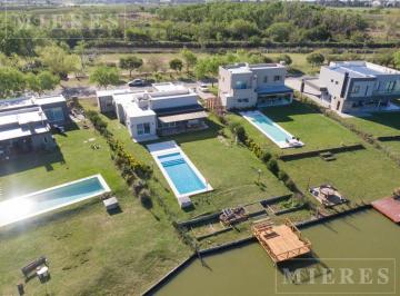 Casa · 230m² · 4 Ambientes · 2 Cocheras · Casa a La Laguna en Venta - Una Planta - en San Benito, Villanueva