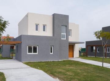 Casa · 211m² · 4 Ambientes · 1 Cochera · Casa - Acacias