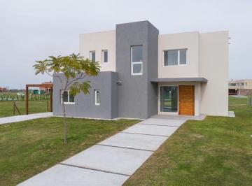 Casa · 211m² · 4 Ambientes · 1 Cochera · Casa en Barrio Acacias Puertos del Lago, Escobar
