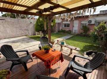 Casa de 5 ambientes, Lomas de Zamora · Venta Casa 5 Ambientes en Temperley con Jardín y Cochera Para 2 Autos
