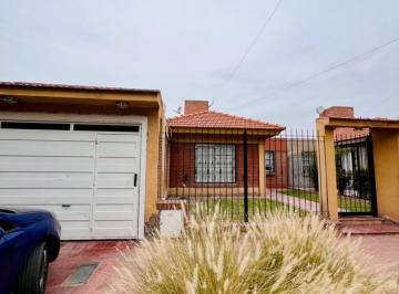 Casa · 140m² · 4 Ambientes · 2 Cocheras · Casa en Venta - Barrio Cementista Residencial