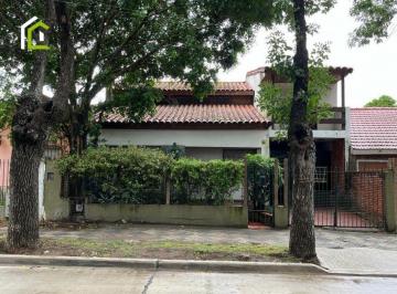 Casa de 4 ambientes, Esteban Echeverría · Chalet a La Venta de 4 Amb en Monte Grande con Pileta