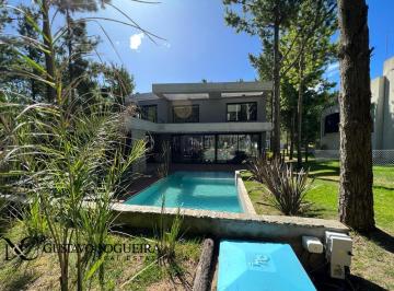 Casa · 210m² · 6 Ambientes · 2 Cocheras · Casa en Venta en Costa Esmeralda