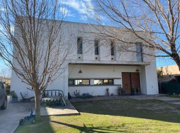 Casa · 219m² · 4 Ambientes · 2 Cocheras · Casa en Alquiler en La Comarca, Tigre, G. B. a. Zona Norte