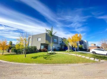 Casa · 220m² · 4 Ambientes · 4 Cocheras · Casa de 5 Ambientes con Dependencia y Cochera en Venta en Barrio El Cantón - Escobar