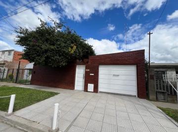 Casa · 250m² · 4 Ambientes · 3 Cocheras · Casa en Venta