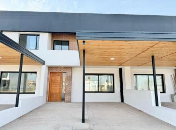 Casa de 4 ambientes, Córdoba · Docta - Alquiler - 3 Dorm.