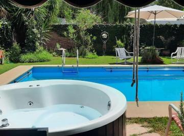 Casa · 250m² · 10 Ambientes · 1 Cochera · Casa en Venta en Funes Santa Fe