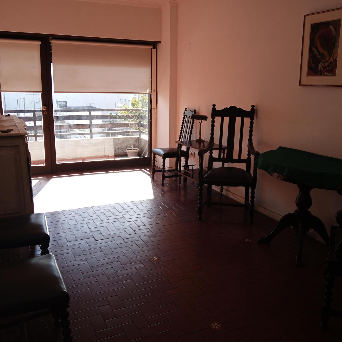 Living comedor con salida al balcon, cocina separada, baño completo, dormitorio con placard.