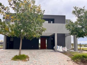 Casa · 270m² · 5 Ambientes · 5 Cocheras · Venta Casa San Sebastian a La Laguna