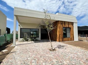 Casa · 164m² · 4 Ambientes · 1 Cochera · Casa en Venta en El Aljibe, Pilar, G. B. a. Zona Norte
