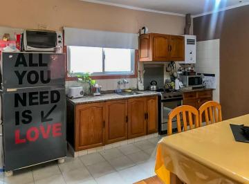 Casa · 66m² · 4 Ambientes · Venta/permuta - Casa de Pasillo Único - 2 Dorm. - Azcuénaga, Rosario