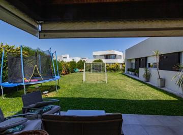 Casa · 202m² · 4 Ambientes · 2 Cocheras · San Sebastian - Venta de Casa de 3 Dorm. en Barrio Cerrado