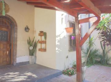 Casa · 130m² · 4 Ambientes · 1 Cochera · Chalet Estilo Inglés de 3 Dorm. Banfield Este.