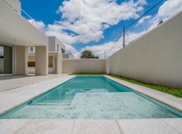Casa · 216m² · 5 Ambientes · 2 Cocheras · Venta - Casa 3 Dorm. en Construcción - Fisherton, Rosario