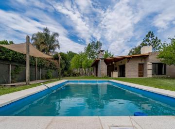 Casa · 102m² · 4 Ambientes · 2 Cocheras · Venta/permuta - Casa 2 Dorm. con Jardín y Piscina - Roldán, Santa Fe.
