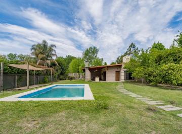 Casa · 102m² · 4 Ambientes · 2 Cocheras · Venta/permuta - Casa 2 Dorm. con Jardín y Piscina - Roldán, Santa Fe.
