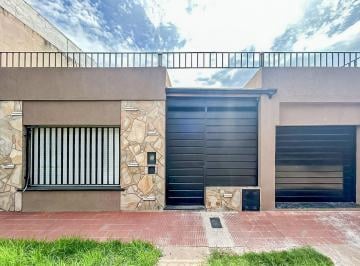 Casa · 145m² · 5 Ambientes · 1 Cochera · Venta/permuta - Casa Al Frente - Toda Reciclada - Alberdi, Rosario