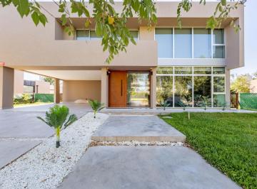 Casa · 300m² · 6 Ambientes · 2 Cocheras · Venta - Casa - en Construcción - Aguadas, Funes