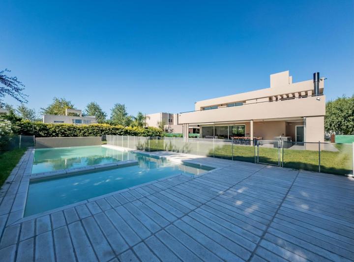 Casa · 380m² · 6 Ambientes · 2 Cocheras