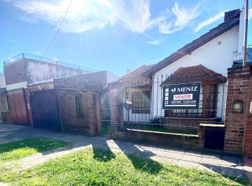 Casa de 4 ambientes, Morón · Excelente Casa Sobre Lote Propio en Castelar! Cochera Pasante!