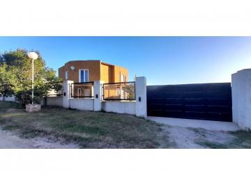 Casa · 400m² · 4 Ambientes · 1 Cochera · Vendo Casa Mas Departamento en Villa Parque Siquiman