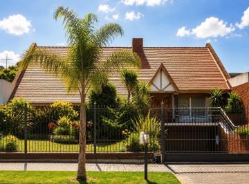 Casa · 600m² · 5 Ambientes · 5 Cocheras · Espectacular Casa Sobre Doble Lote con Gran Quincho y Piscina en Banfield Oeste