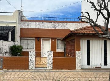 Casa · 130m² · 3 Ambientes · 1 Cochera · Casa a Refaccionar en Venta Avellaneda