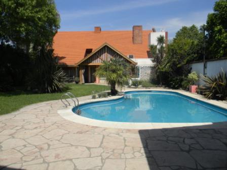 Casa · 550m² · 6 Ambientes · 4 Cocheras