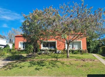 Casa · 167m² · 4 Ambientes · 3 Cocheras · Permuta o Venta! Casa con Pileta en San Matias Escobar