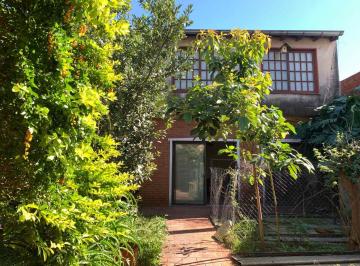 Casa · 188m² · 3 Ambientes · 1 Cochera · Casa 3 Amb. en Venta en Villa Adelina con Jardín