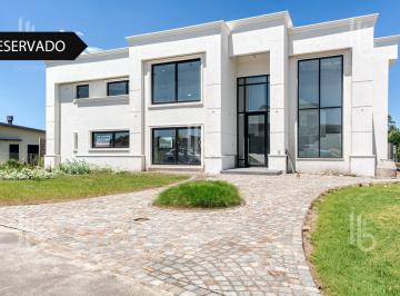 Casa · 324m² · 5 Ambientes · 1 Cochera · Casa - Rumenco