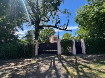 Casa · 300m² · 4 Ambientes · 3 Cocheras · Chalen en Venta en Amplio Lote Ituzaingo