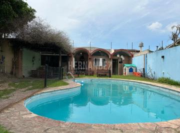 Casa · 170m² · 5 Ambientes · 4 Cocheras · Chalet 6 Amb, Piscina, Parque, Quincho y Cochera