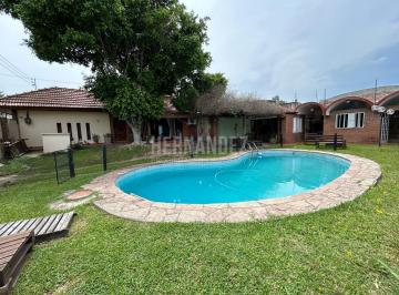 Casa · 170m² · 5 Ambientes · 4 Cocheras · Chalet 6 Amb, Piscina, Parque, Quincho y Cochera