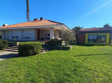 Casa · 254m² · 7 Ambientes · 3 Cocheras · Hermoso Chalet a La Venta en Calle San Martin (Cosquin)