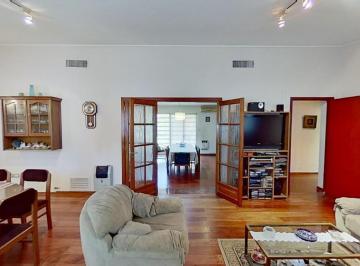 Casa · 210m² · 5 Ambientes · 2 Cocheras · Casa en Esquina de 3 Dorm. - 210 m² Cub - Lote de 311 m² - Tolosa - La Plata