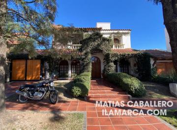 Casa · 212m² · 4 Dormitorios · 3 Cocheras · Urca, El Mejor Estilo Colonial con Pileta y 4 Dorm.