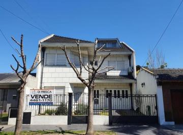 Casa · 195m² · 5 Ambientes · 3 Cocheras · Chalet 6 Amb con Parque y Pileta