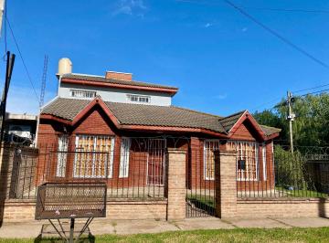 Casa de 4 ambientes, Almirante Brown · Chalet de Dos Plantas en Alquiler