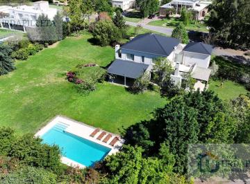 Casa · 310m² · 5 Dormitorios · 2 Cocheras · Casa en Venta con Lote Central en Estancias del Pilar - La Pionera - Pilar