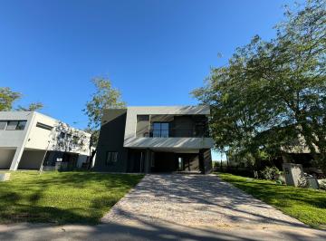 Casa de 5 ambientes, Berazategui · Fantastica Propiedad a La Venta en Greenville