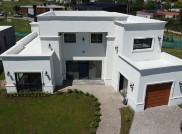 Casa · 230m² · 5 Ambientes · 1 Cochera · Casa en Arenas del Sur